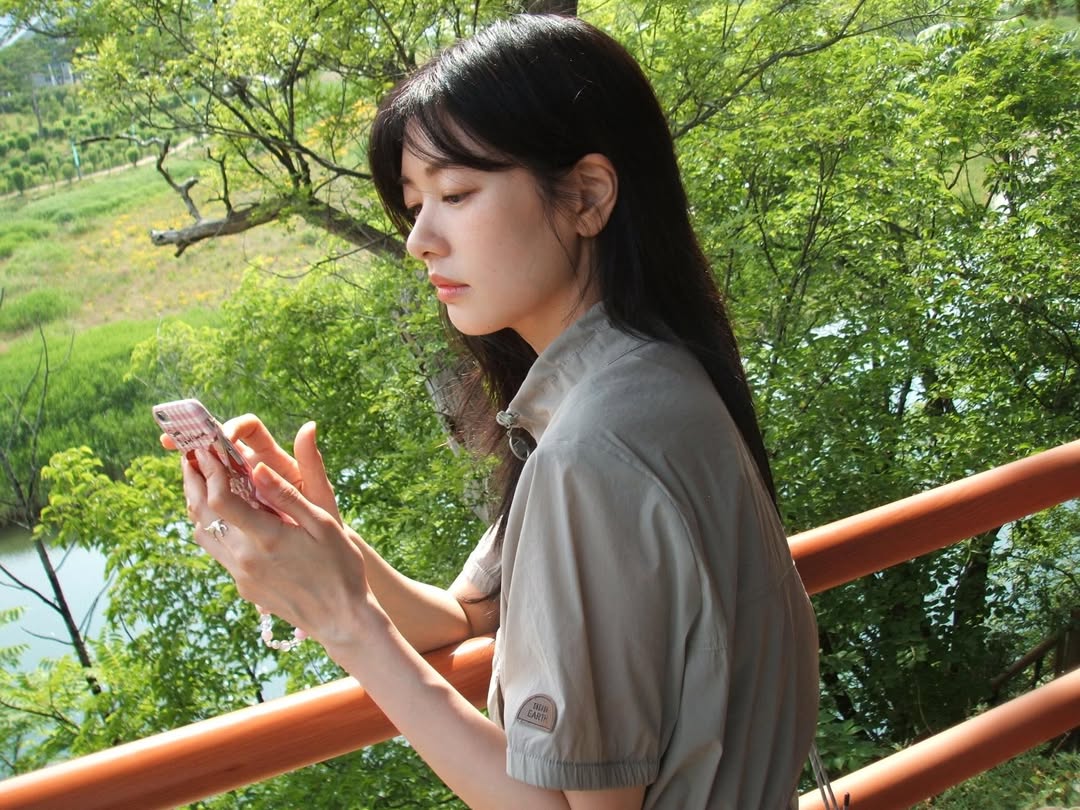 lovveback's tweet photo. jung somin's summer post is hereeee yay 🌻🍃 https://t.co/VmW1Cb10PR
