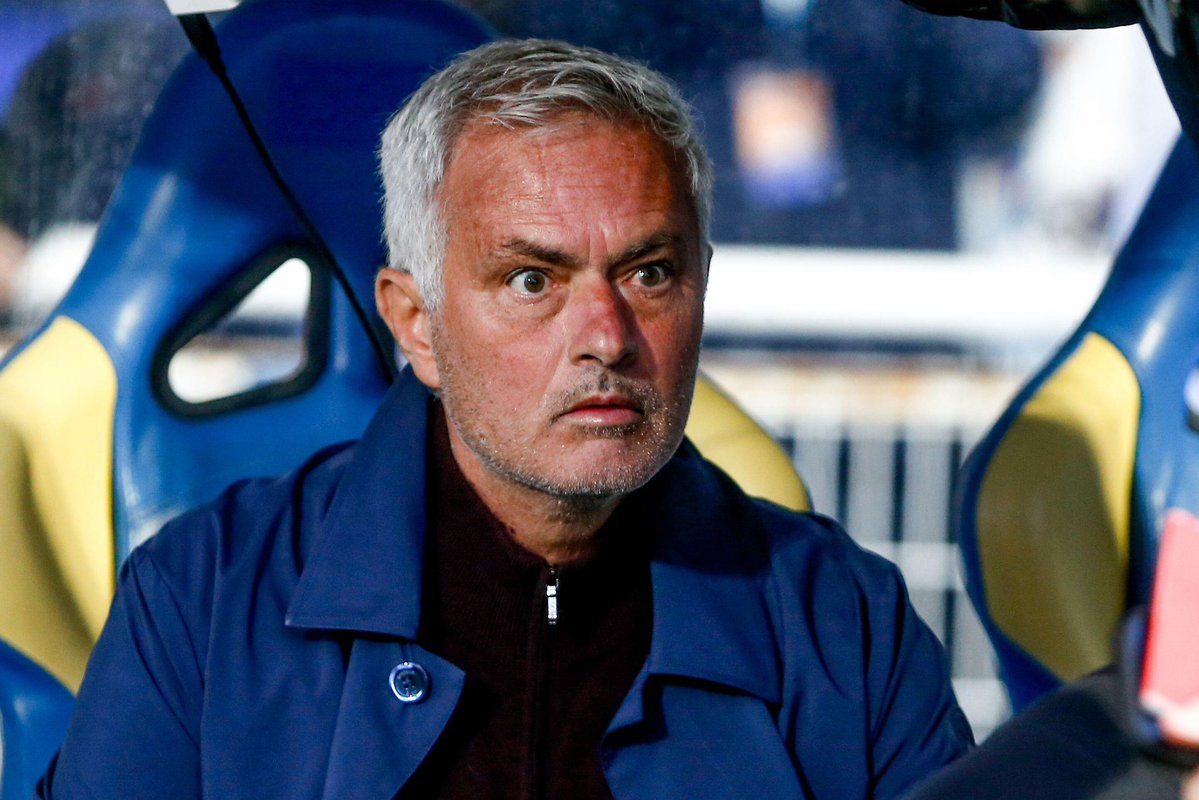 ActuFoot_'s tweet photo. 🚨 LA PRÉSENTATION DE JOSÉ MOURINHO 🇵🇹 AU REAL MADRID N’AURA PAS LIEU AU SANTIAGO BERNABEU ! 🏟️❌

🗞️ @partidazocope https://t.co/u32sdabB4k
