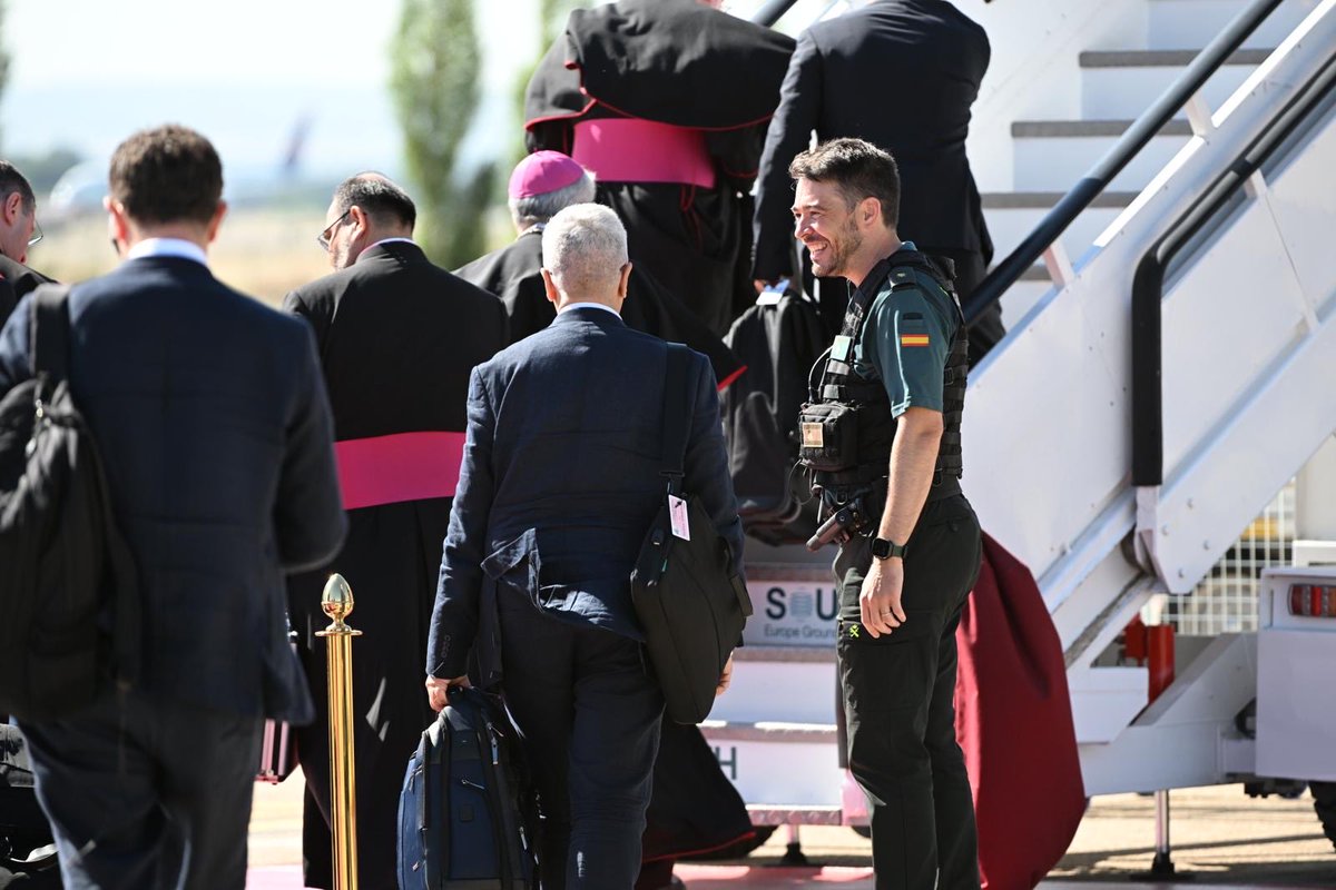 guardiacivil's tweet photo. La Guardia Civil coordina y asegura el dispositivo de seguridad de salida del #PapaLeónXIV del aeropuerto de #Madrid hacia #Barcelona para continuar con su viaje oficial por nuestro país 🇪🇸
#SeguridadPapaLeónXIVGC
#UEI #SeguridadCiudadana #ARS #Pegaso #Fiscal #NRBQ #TEDAX #Cinologico