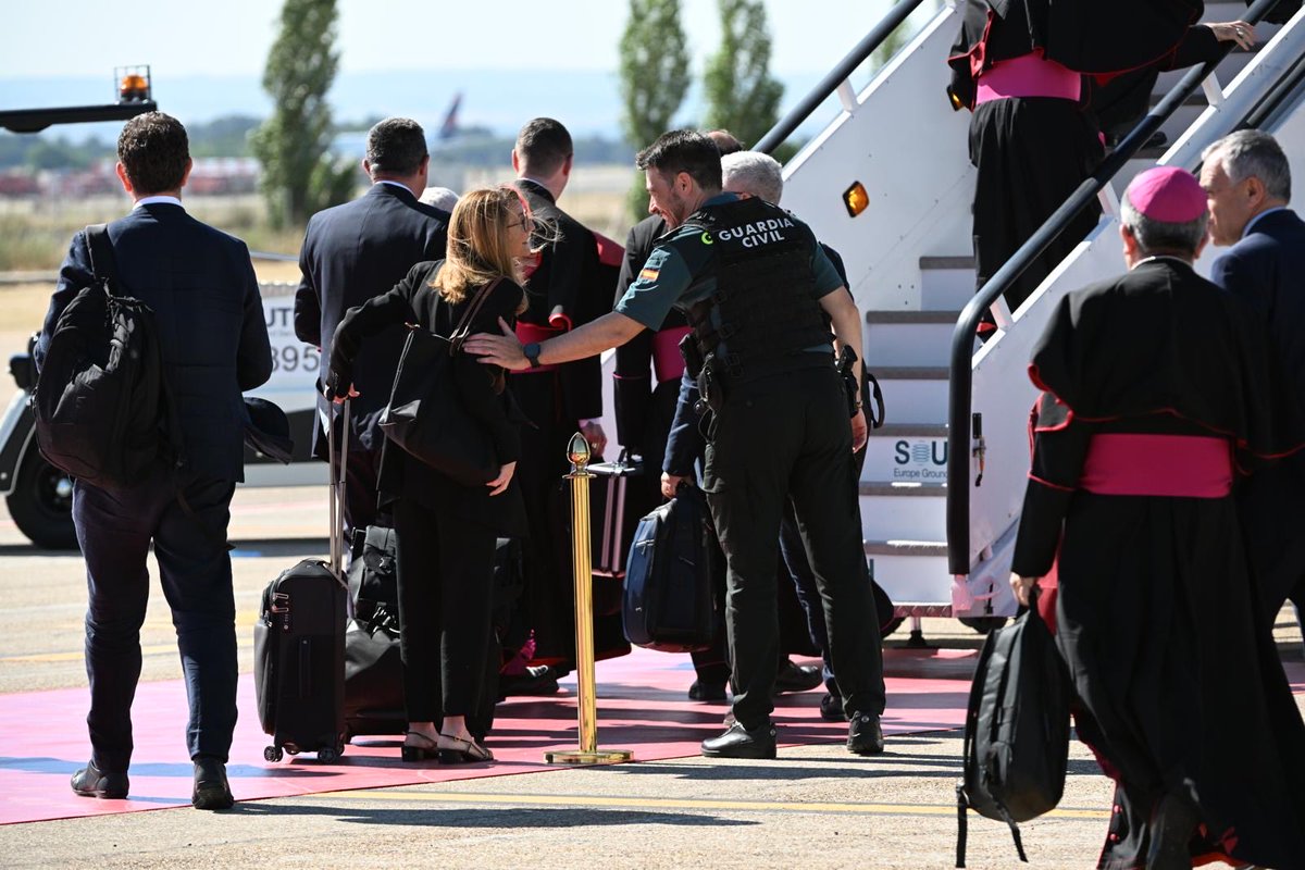 guardiacivil's tweet photo. La Guardia Civil coordina y asegura el dispositivo de seguridad de salida del #PapaLeónXIV del aeropuerto de #Madrid hacia #Barcelona para continuar con su viaje oficial por nuestro país 🇪🇸
#SeguridadPapaLeónXIVGC
#UEI #SeguridadCiudadana #ARS #Pegaso #Fiscal #NRBQ #TEDAX #Cinologico