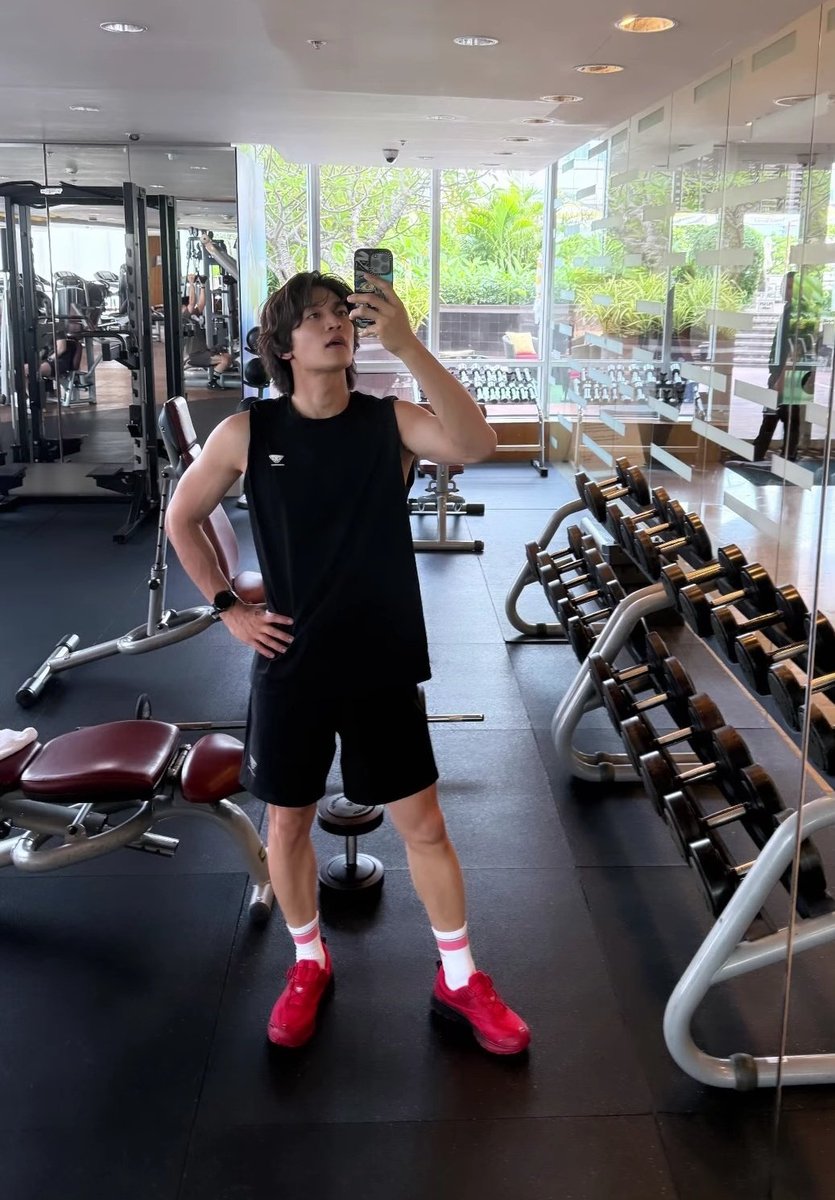 vantrelleon's tweet photo. From the LG event straight to the gym.
Lovely evening, innit? https://t.co/Skju3Zkgch
