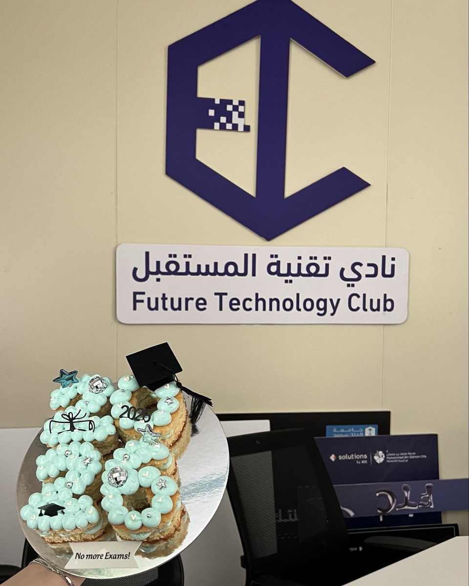 aroubIT's tweet photo. الحمدلله على التمام 🤍! 
خلصصصت اخر اختبار بمسيرتي الجامعية 🎓🎓🎓 https://t.co/xuPDYdrbJd
