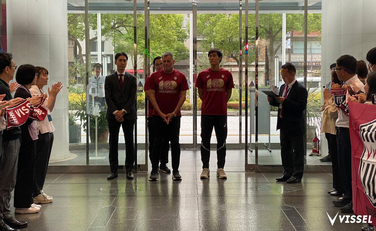 visselkobe's tweet photo. スキッベ監督・千布社長・山川選手が神戸市・久元 喜造市長を表敬訪問しました！

エントランスでは市職員の皆さまに花道を作っていただき、J1百年構想リーグの優勝を祝福いただきました🎉

久元市長をはじめとする神戸市役所の皆さま、いつも心強いサポートをありがとうございます！

これからもヴィッセル神戸は神戸の街とトモニ歩んでいきます🔥

#visselkobe #ヴィッセル神戸