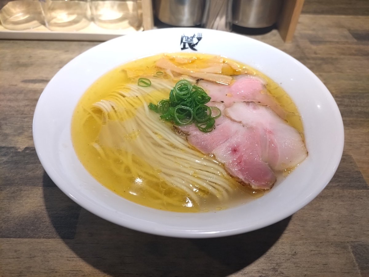 sdttindharia's tweet photo. ちょっと裏情報を聞きつけ食べに来ました⁡
⁡塩ラーメンとキャラメルのかき氷⁡
⁡ラーメンはもちろん、かき氷もこのクォリティで500円安すぎませんか？⁡
⁡練乳もキャラメルソースもかなり手間がかかっていそうです
⁡ご馳走様でした https://t.co/ubQMgTr1F3