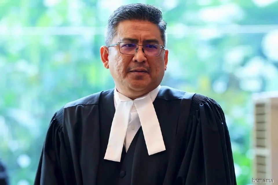 NewsBFM's tweet photo. The Malaysian Bar has not identified any breach of the JAC Act in its challenge over Anwar Ibrahim’s appointment of Ahmad Terrirudin to the Judicial Appointments Commission.

Senior federal counsel Shamsul Bolhassan told the KL High Court the law only requires the appointee to be a Federal Court judge and for the appointment to be made by the PM, both of which were satisfied.

🧵1

📷: Bernama