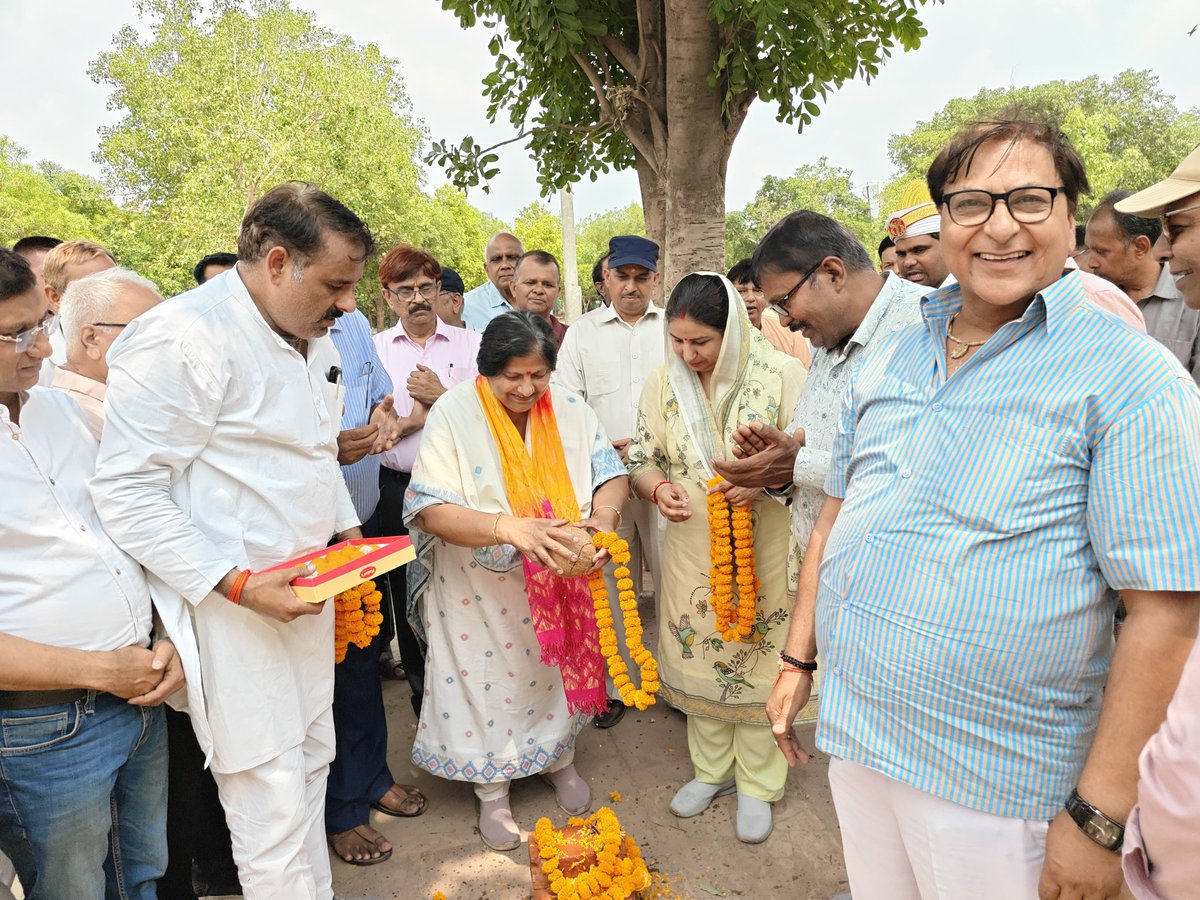 sunitadayalbjp's tweet photo. 📍गाजियाबाद वार्ड 83, राजेंद्र नगर स्थित गोल पार्क के सौंदर्यीकरण कार्य का शिलान्यास आज विधिवत रूप से किया।

इस कार्य से पार्क में हरियाली का विस्तार, बैठने की बेहतर व्यवस्था, प्रकाश व्यवस्था, पाथवे का निर्माण एवं अन्य नागरिक सुविधाओं को सुद���ढ़ किया जाएगा। https://t.co/dWtVkEd6yI