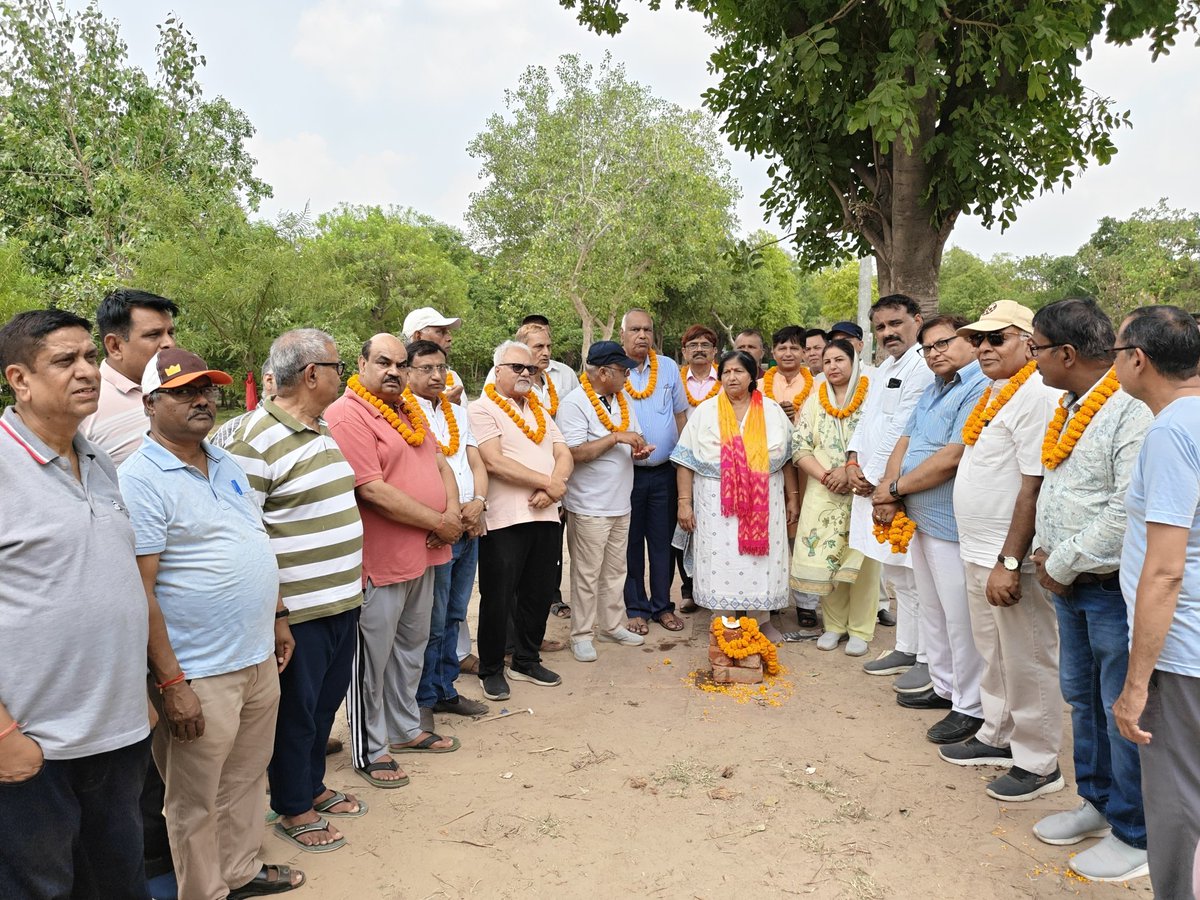 sunitadayalbjp's tweet photo. 📍गाजियाबाद वार्ड 83, राजेंद्र नगर स्थित गोल पार्क के सौंदर्यीकरण कार्य का शिलान्यास आज विधिवत रूप से किया।

इस कार्य से पार्क में हरियाली का विस्तार, बैठने की बेहतर व्यवस्था, प्रकाश व्यवस्था, पाथवे का निर्माण एवं अन्य नागरिक सुविधाओं को सुद���ढ़ किया जाएगा। https://t.co/dWtVkEd6yI