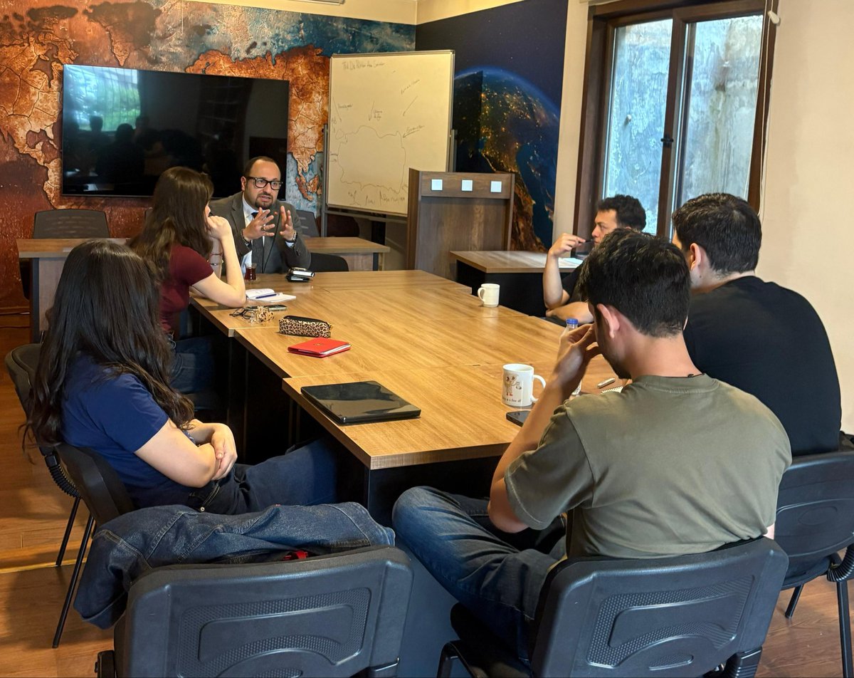 foreignpolicyi1's tweet photo. Siyaset Bilimci Umur Tugay Yücel’i enstitümüzde ağırladık. Yücel stajyerlerimiz ile bir araya gelerek BRİCS ve küresel düzende değişim tartışmalarını ele aldı. 

@umur_tugay https://t.co/YNhU5WOsDt
