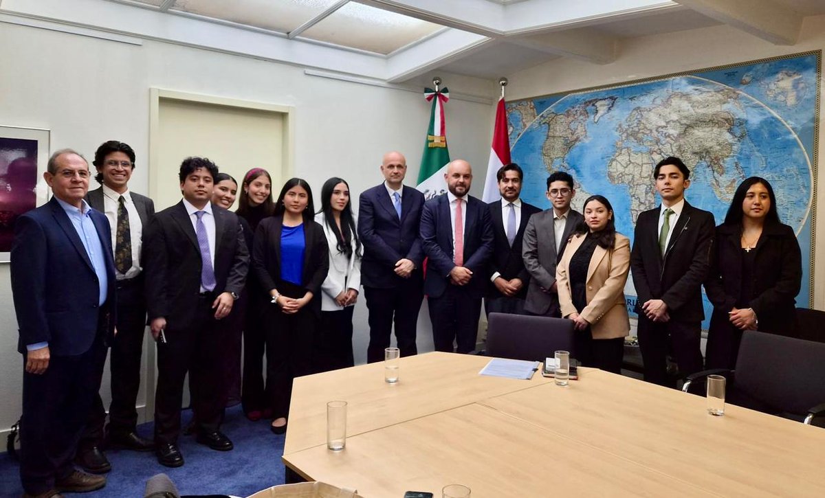 EmbaMexNL's tweet photo. Recibimos a estudiantes mexicanos 🇲🇽 participantes en el concurso de la XIII Semana Iberoamericana de la Justicia Internacional. Dialogaron con Jonathan Agar (@IntlCrimCourt) sobre su trayectoria en #DerechoInternacional. Una gran oportunidad para futuros juristas. ⚖️ https://t.co/H1wDpUUDO4