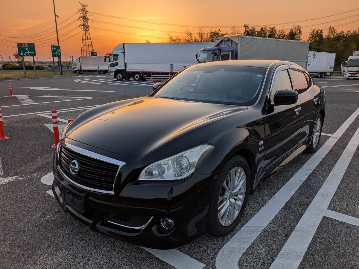 nikononi08's tweet photo. #見てみてワタシの日産
日産フーガハイブリッド（前期）
ボディの重さを感じさせないほど加速する、よく曲がる、しっかり止まる、性能の割に燃費が良い。
13年落ちで総走行距離20万キロ超えだがこれまで全く不調なし。
弱点らしいものを感じたことはないが、強いて言えば極稀に入れない機械式駐車場があることぐらい。