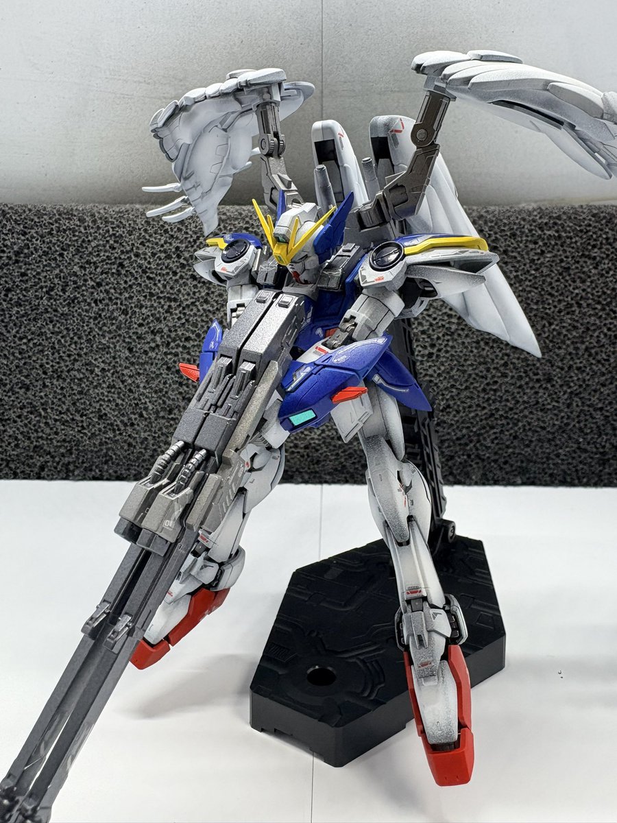 MPanda518m's tweet photo. RGウイングガンダムゼロをグラデーション塗装！定番のポージング！
ウイングゼロのVer.KA作る前に再度見直す意味を込めて！！
どうしてもグラデーションしてみたかったのやつでカトキも上手くできるとい〜な〜www
新機動戦記ガンダムW EndlessWaltz
 #ガンプラ好きと繋がりたい 
 #フォロバ100 https://t.co/2gaj1vhogb