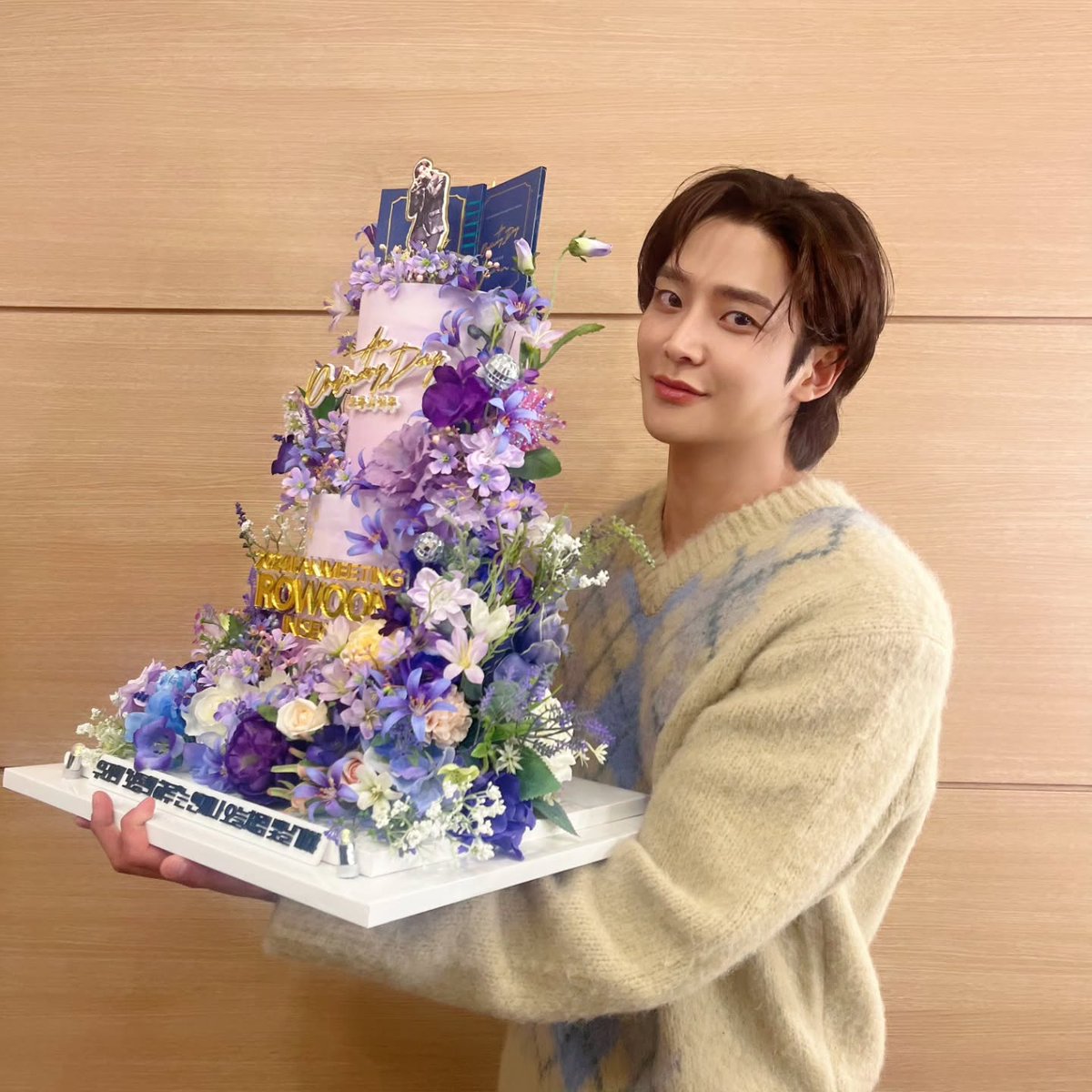 Tomo_Rowoon87's tweet photo. #ロウン #로운 #Rowoon
rowoon_cine IG Update
2024年の大切な想い出💐
2枚

ロミンにとっても大切な大切な想い出💐
今日は来ないかと思ったら🤭
可愛い写真ありがとうございます🥰 https://t.co/hTpKh0zlyE