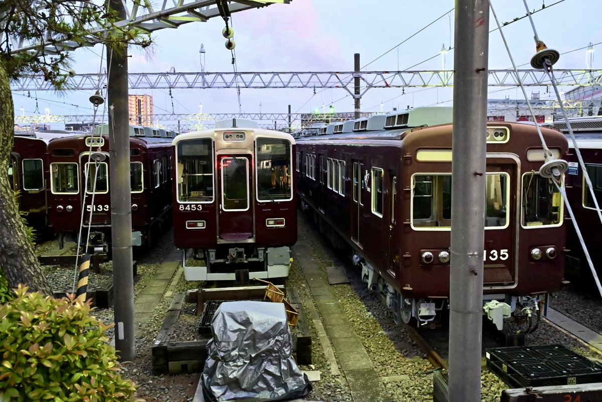 m0riz00's tweet photo. 裏手に5132が姿を現していましたが、今夕も5133と5135の並びは健在でした（真ん中の8133編成も変わらず）。
でも引き込みの順番からすると、もうあれよね… https://t.co/ocShtEOSJu