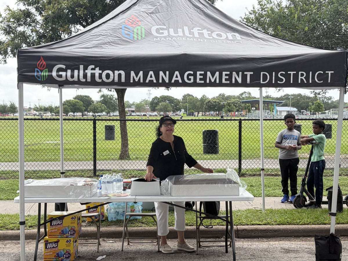 GulftonMD's tweet photo. Yesterday, the Gulfton Management District supported residents at Lantern Village Apartments during a planned CenterPoint maintenance outage by providing pastries, pizza, cold water, and juice. Buses on site from Commissioner Lesley Briones' Office helped residents stay cool. https://t.co/eOiGJk5Ft2