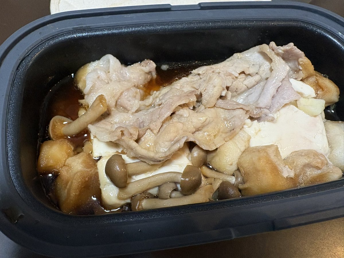 onepie__ce's tweet photo. こんばんは♪今日はすき焼き⭐️食生活、だいぶんと改善できそう。この前まで毎日弁当🍱だった💦これらからチン👍 https://t.co/YYUj8oUI9Z
