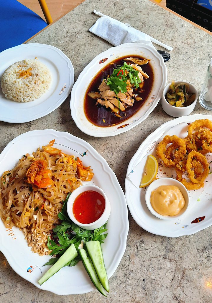 nvhii_'s tweet photo. Happy kalo ke resto makanan enak2 dan tempatnya nyaman, aesthetic interior https://t.co/aTuI1NFxAG