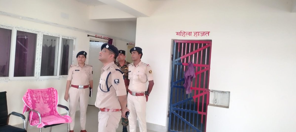SaharsaPolice's tweet photo. पुलिस अधीक्षक महोदय, सहरसा द्वारा नवनिर्मित सोनवर्षा कचहरी थाना का निरीक्षण किया गया
@bihar_police 
@BiharHomeDept 
#janpolice
#Saharsapolice
#knowyourpolice
#HainTaiyaarHum
#police
#saharsa https://t.co/rlVuzklIN8