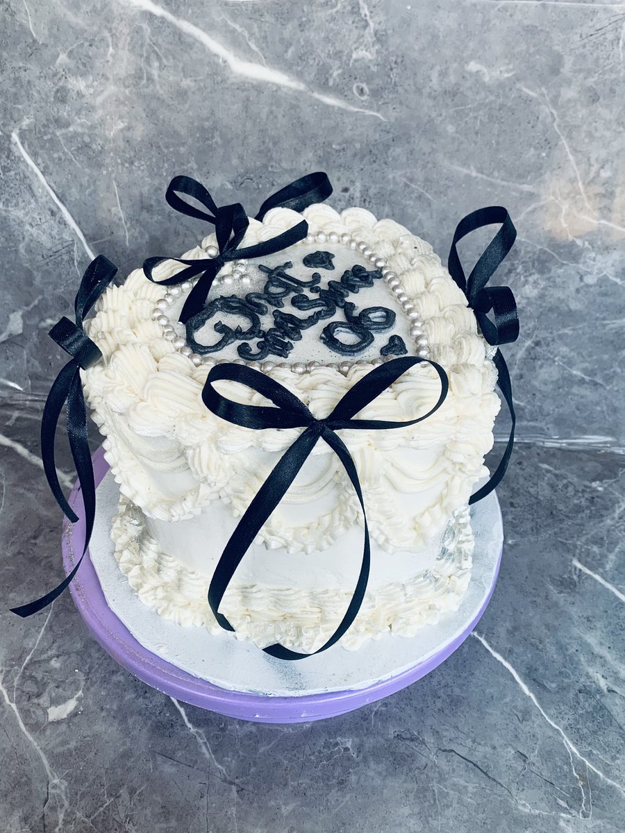 Angela_Mericie's tweet photo. It’s birthday vibes only 🎉💃🏽🎂✨
Sweet cake, sweet moment, sweet memories 💖
08158159742
#fantasbakes 
#cakesinPortharcourt 

#BirthdayCake #NaijaBaker #PHBaker #CakeCuts #CakeBusiness https://t.co/QolT9WeHfL