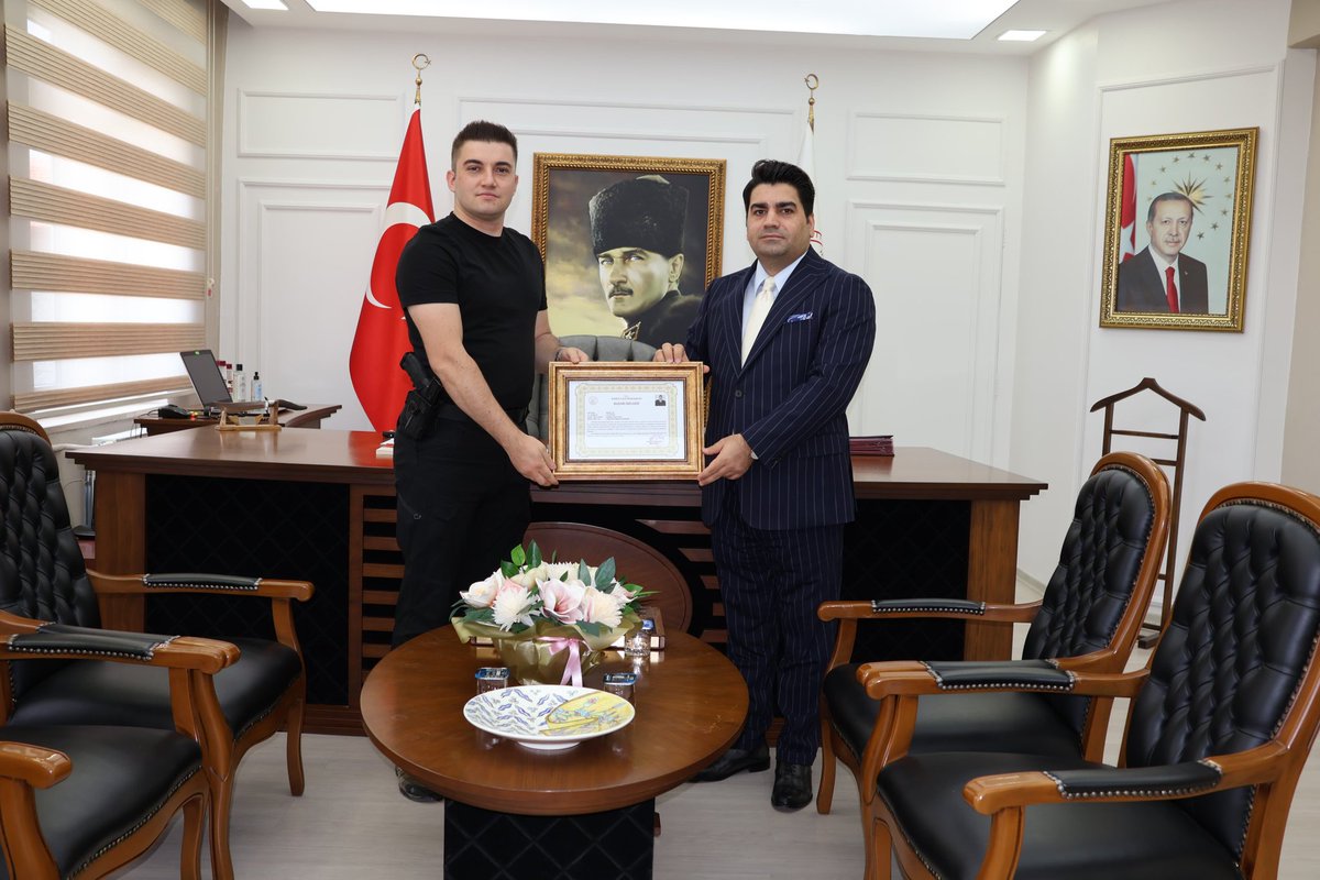 TCAhmetli's tweet photo. Kaymakamımız Sayın Mehmet Kaan KİNİ, Kaymakamlık özel kalem ve koruma ekibinde görev yapan personelleri, görevlerinde göstermiş oldukları gayretli ve özverili çalışmaları  dolayısıyla "Teşekkür Belgesi" ve "Başarı Belgesi" ile taltif etti 🇹🇷 https://t.co/Jk4Wo7jgEs