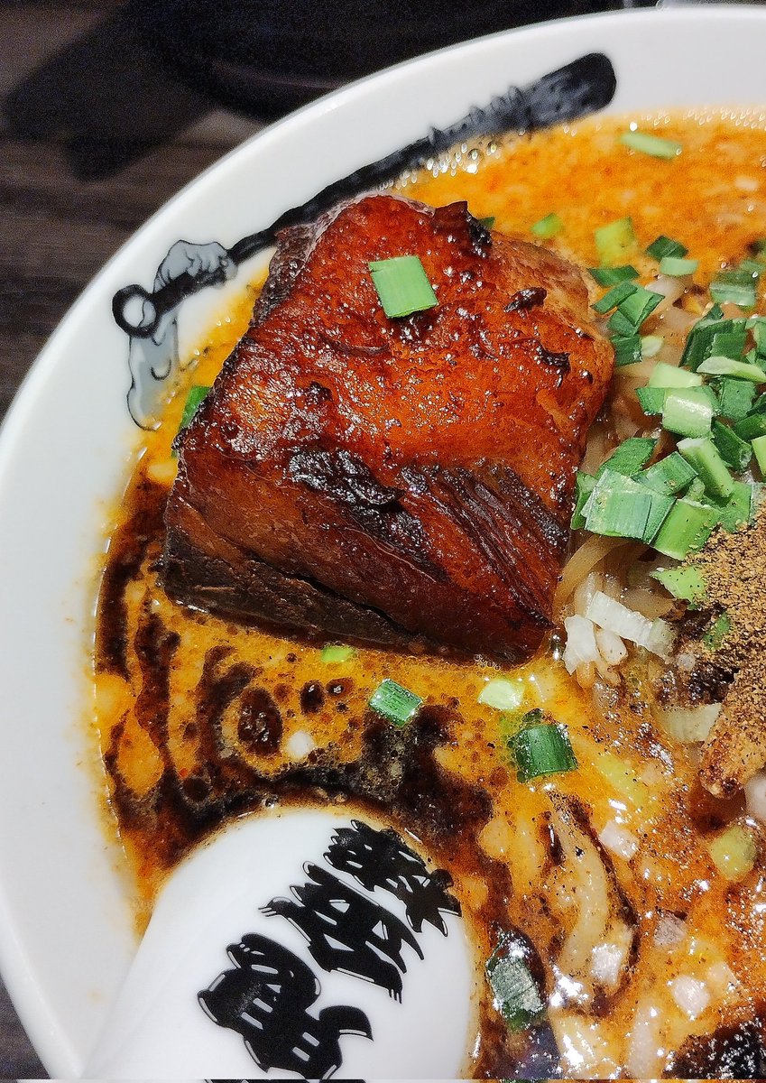 larssonfw's tweet photo. 鬼金棒@神田
カラシビ味噌󠄀らー麺 痺増辛少+肉増し
日曜昼の〜👹11時の開店15分前に着くも、まさかの40人近くの列に接続😱だが回転早くて11:45には着丼🥳
唯一無二な濃厚味噌󠄀スープと痺れが相まってウマい🤩そしてこのデカい角煮肉塊が好き😍
またすぐにでも行きたくなる1杯👍
大大大満足ごち🙏 https://t.co/hwwvE0Xm1m