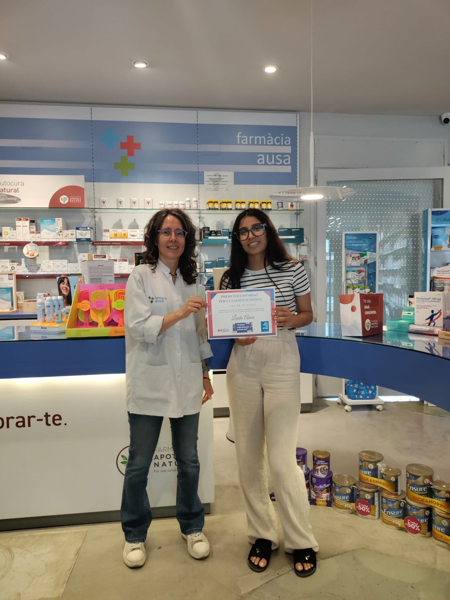 cpnlosona's tweet photo. Entrega del premi Voluntariat per la llengua del concurs "A l'abril, cada paraula val per mil".
La Linda Amri, la guanyadora, ha triat la @farmacia.ausa com a establiment col·laborador amb el VxL per gastar-se el val.
Enhorabona i gràcies a tothom per la participació!
@vxlcat https://t.co/kHXnUzyLZN