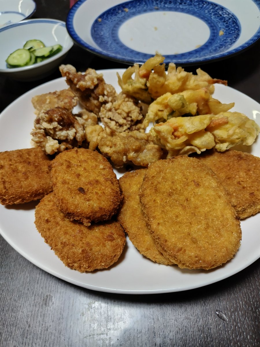 foKuronronron2's tweet photo. 今日は、揚げ物。

伊勢で有名な二大コロッケの共演🧆

左　豚捨　　右　ぎゅーとら https://t.co/fLRZEprlR0