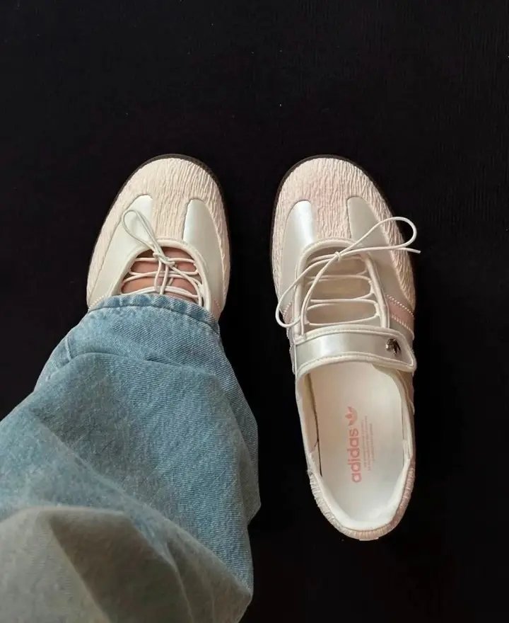 aestyfly's tweet photo. Ketemu comfy flat shoes dari Adidas yang cakep parah modelnya https://t.co/qUGLF4Hgzg