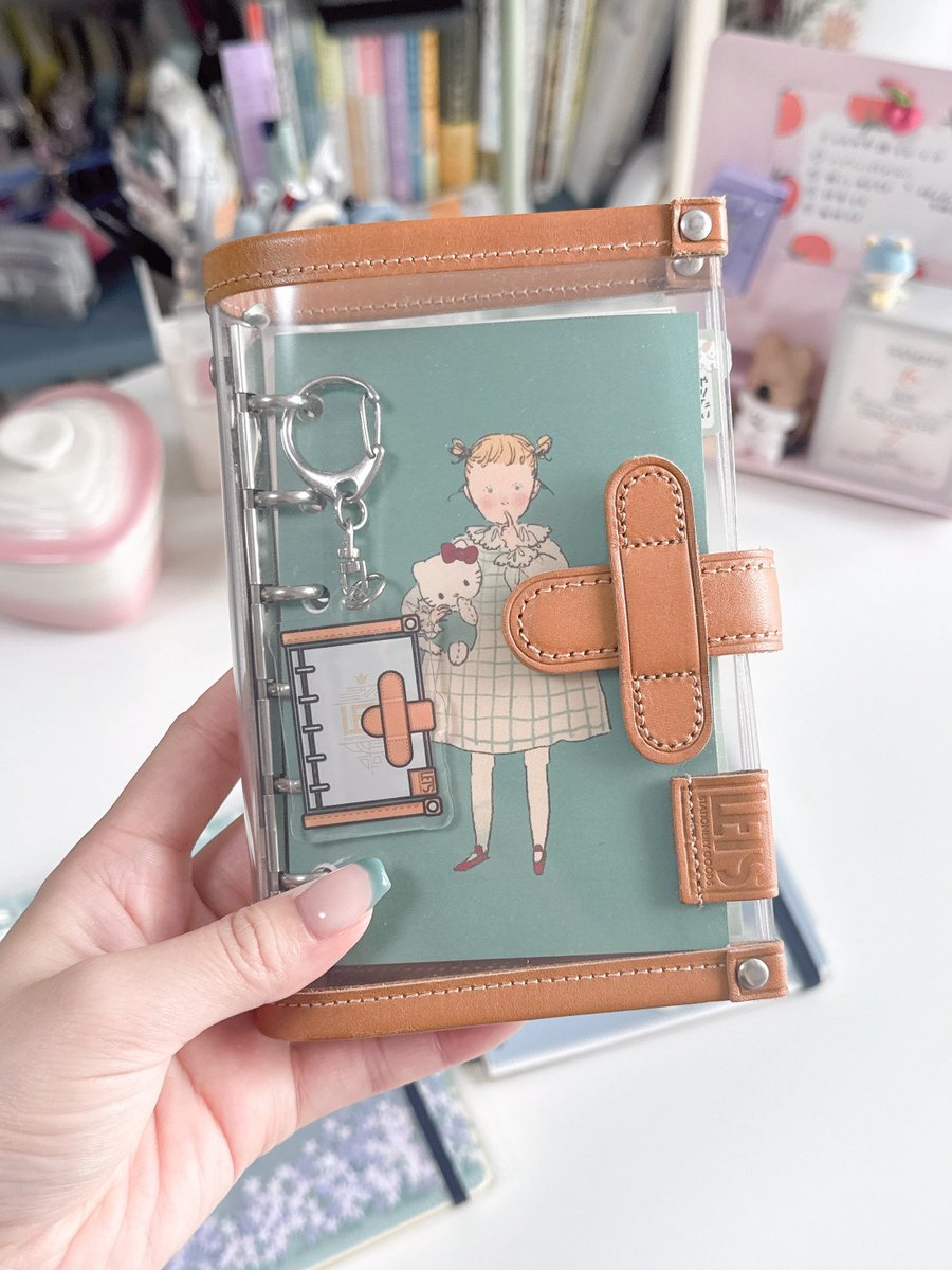 yur_aran_'s tweet photo. お気に入りのポストカードを表紙にしてるノートたち📙🤏✨️

サンリオコラボお気に入り🎀 https://t.co/Yl3emYdXZf