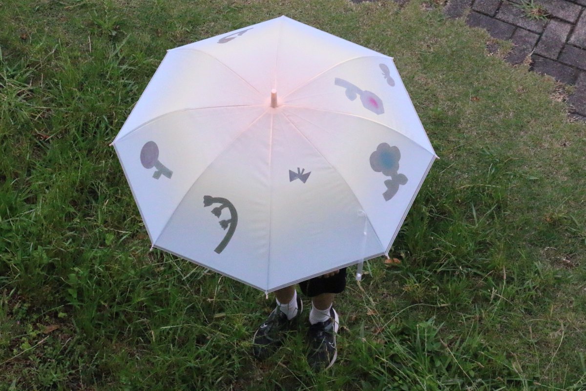 mghnsos's tweet photo. 梅雨入りしたということで、娘の傘を制作。
DAISOで買ったグラデーション傘、毎度の無水エタノールとエナメル薄め液で塗装を拭き取って窓を開け、油性ペンでほんのり色を付けた。

過去に投稿した造花を使った傘の作り方はこちらに再投稿☂️https://t.co/7iciuWQweL https://t.co/OMZWmiNF1w