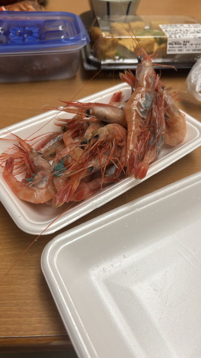 CreamyBusu's tweet photo. 甘エビ剥く https://t.co/9ZPa4oVVN4