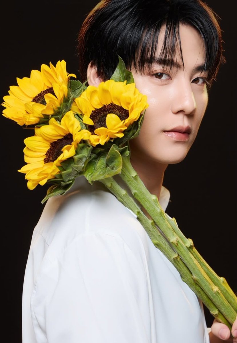 _YuYuana_'s tweet photo. Oh, I really like the hidden meaning behind this photoset
While Sea is holding a SUNflower, Sun is holding a Hydrangea, which name comes from the Greek words hydor (WATER) &amp; angos (vessel)
It's like SeaSun are holding each other
Perfect🌻🌊☀️🪻

#SailubPon
#SpySailub #PonThanapon https://t.co/7OXwFikWe3