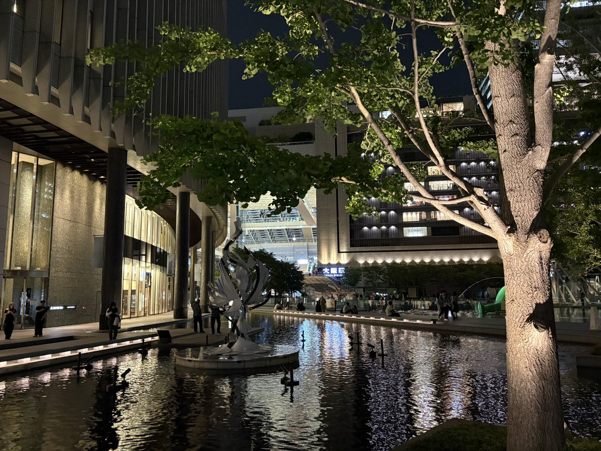 iyo16's tweet photo. さて、大阪駅から帰ります
この開放感で大阪の駅前すぐなんだぜ！ https://t.co/NuVQKaKu6d