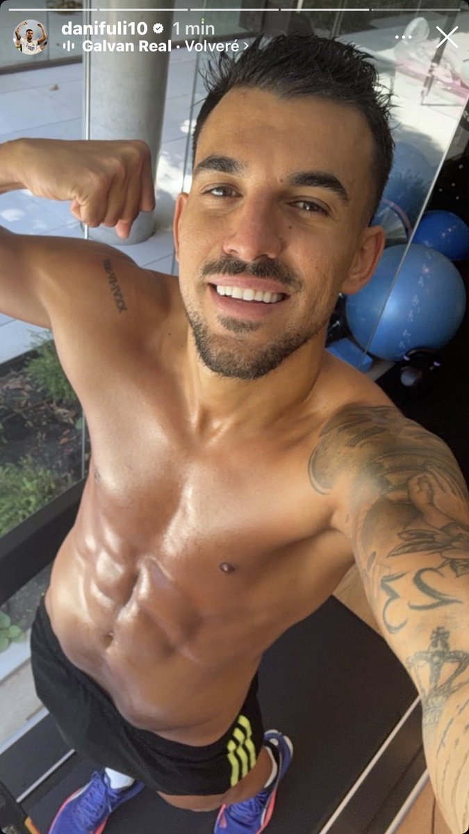GonzaloTortosa's tweet photo. Nueva historia de Dani Ceballos con mensaje -a su manera- incluido.

El canterano del Real Betis ha publicado esta foto entrenando con la canción “Volveré”. 

La letra: “Y volveré a ese lugar donde este niño vio crecer.
Donde jugábamos sin miedo a envejecer.
Quiero volver a mi casa, quiero volver a mi hogar. A ese bonito lugar”
