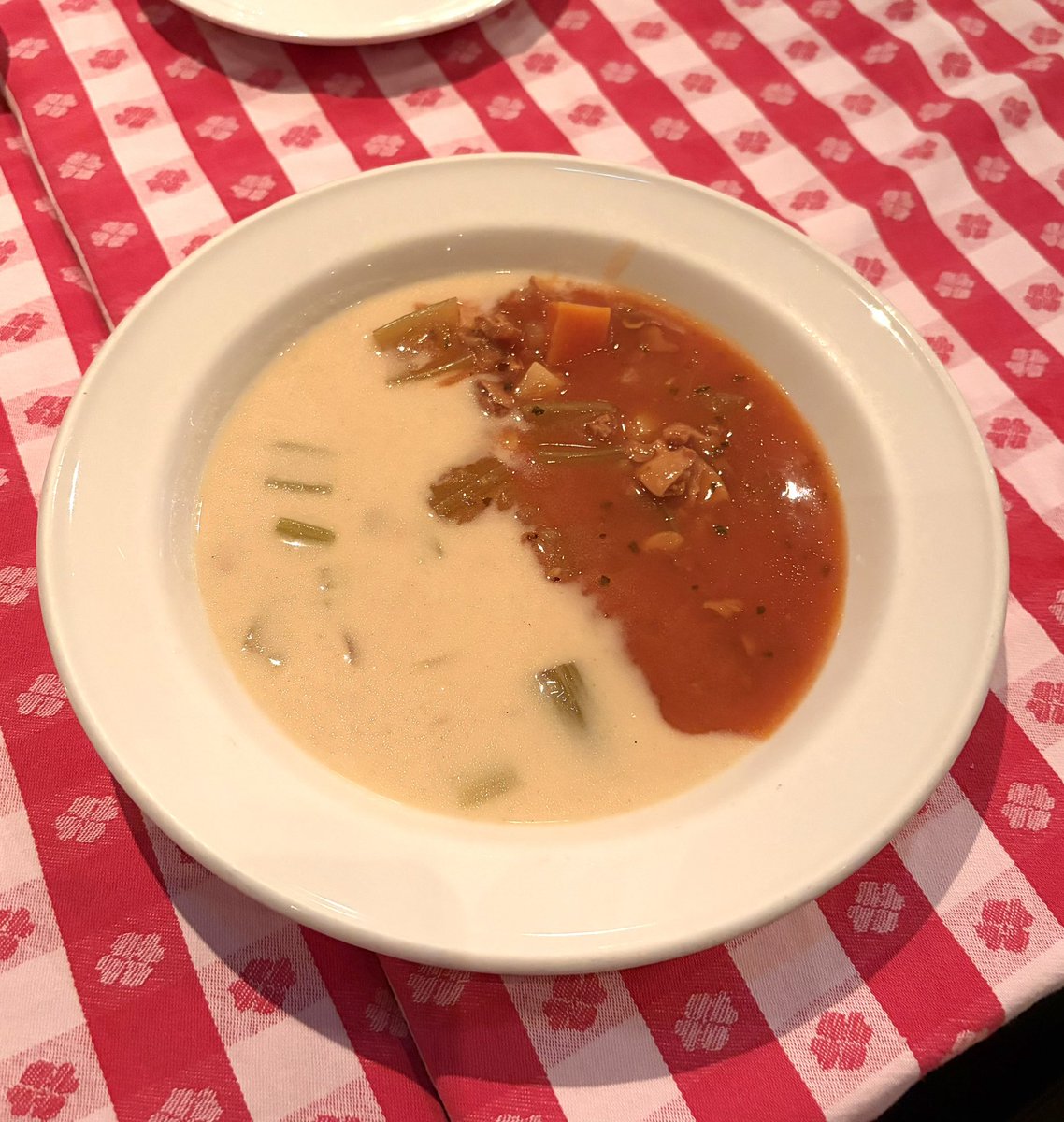 aichu5087's tweet photo. 6/4夜。飲食事業部M料理長とK統括とグランド・セントラル・オイスターバー&amp;レストラン 品川店さんにて飯飲み。牡蠣料理やオマール海老のペスカトーレ。名物料理のクラムチャウダー(トマト&amp;クリーム)に本日の魚介(真鯛)の塩釜焼きなどをいただき大満足☺️

#牡蠣　#ペスカトーレ　#塩釜焼き https://t.co/wKO6snkn6Q