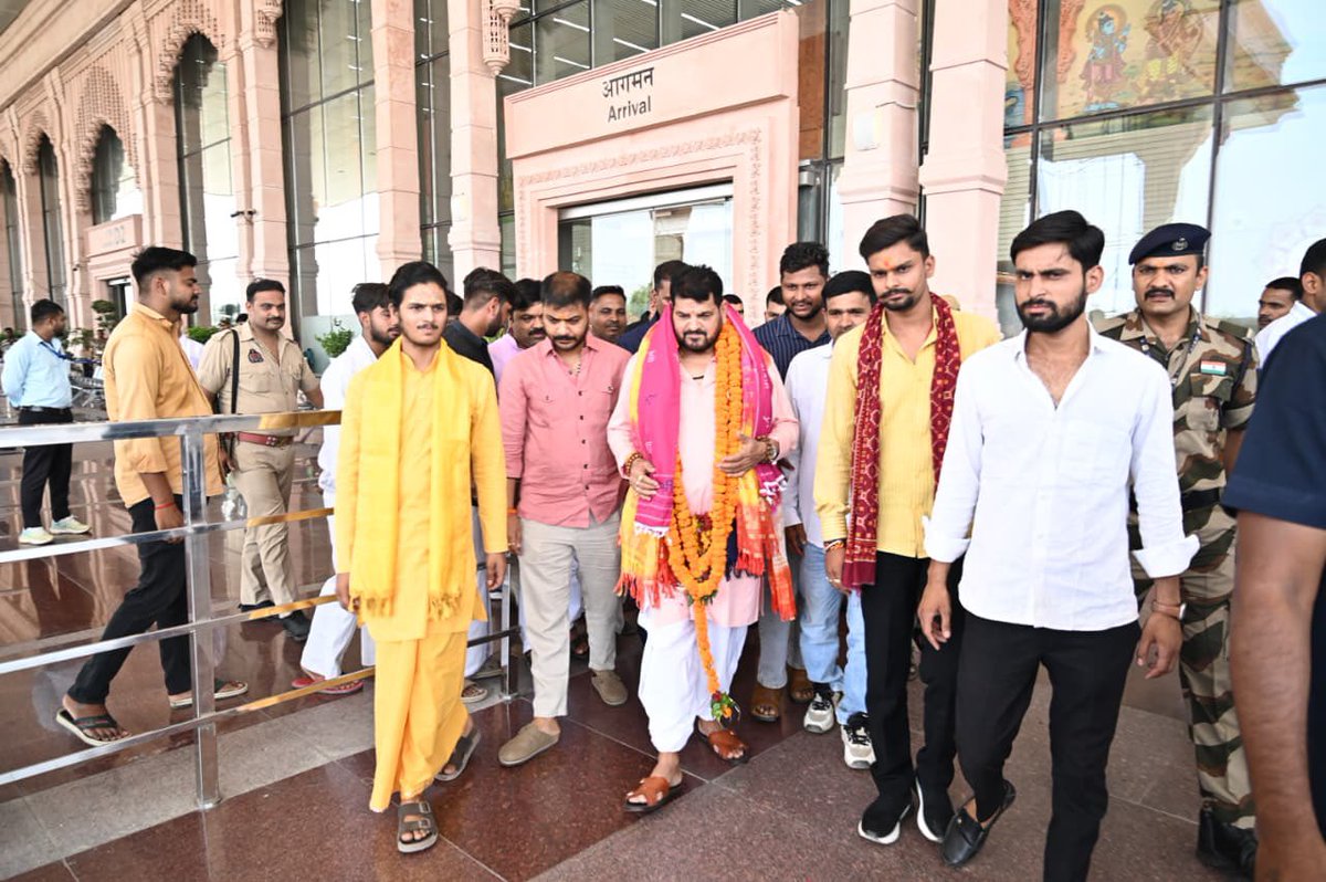 b_bhushansharan's tweet photo. 📍अयोध्या जी 
 
आज नई दिल्ली आवास से महर्षि बाल्मीकि इंटरनेशनल एयरपोर्ट आगमन के अवसर पर उपस्थित स्वजनों द्वारा प्राप्त आत्मीय एवं पारंपरिक स्वागत व अभिनंदन हेतु आप सभी का हृदयपूर्वक आभार एवं धन्यवाद।। https://t.co/ar2VPVOYOv