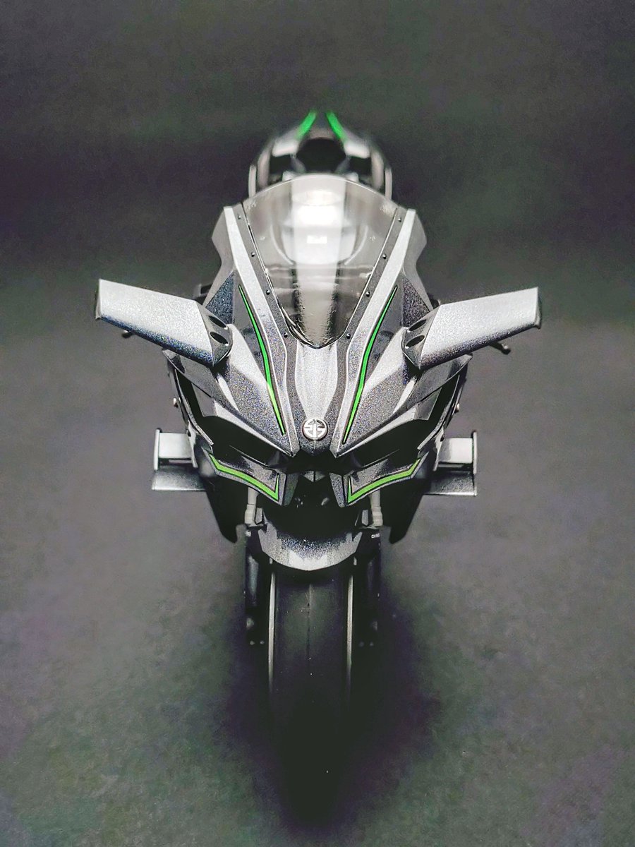 ddddd15824852's tweet photo. タミヤのKawaski Ninja H2R完成です。
初めてバイクのプラモ作りましたが
流石はタミヤ、完璧な合いですね。
タミヤのキットは異常と時々聞きますが
これは確かに実感します。

とりあえずマフラーの焼きだったり
フレームの緑をそれっぽく塗れたので
今回は満足です。

それにしてもカッコいいな。 https://t.co/kmW6bs8ggQ