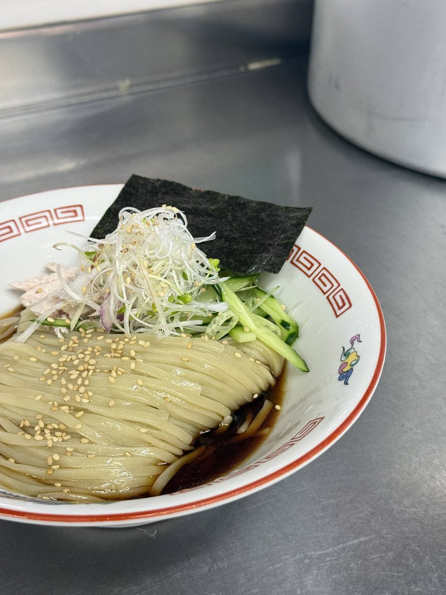 Hibari_2026's tweet photo. 【冷やし第二弾】

第一弾の冷やし担々麺ありがとうございました！
明日から19日まで【冷やし中華】の提供です

塩味、酸味、甘味、香りを意識した一杯
食べ進めるたびに鰹とすだちの香りが顔出します

麺は前回のと同じ仕様になります

トッピングはレモン風味の鶏むねと胡瓜

薬味は白髪ネギ、アーリーレッド、茗荷、ブロッコリースプラウトを和えた物を上に

プラス50円で自家製芝麻醤も加えられるのでそちらもおすすめです！

冷やし中華好きは是非