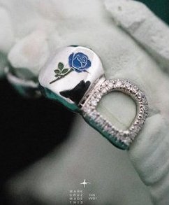 opl165363's tweet photo. Jennie and Gdragon love blue rose 

These two posts are so dear 🧛‍♀️🧛
#제니 #Couples #Jiyong https://t.co/cqAZ0Zx8Pc