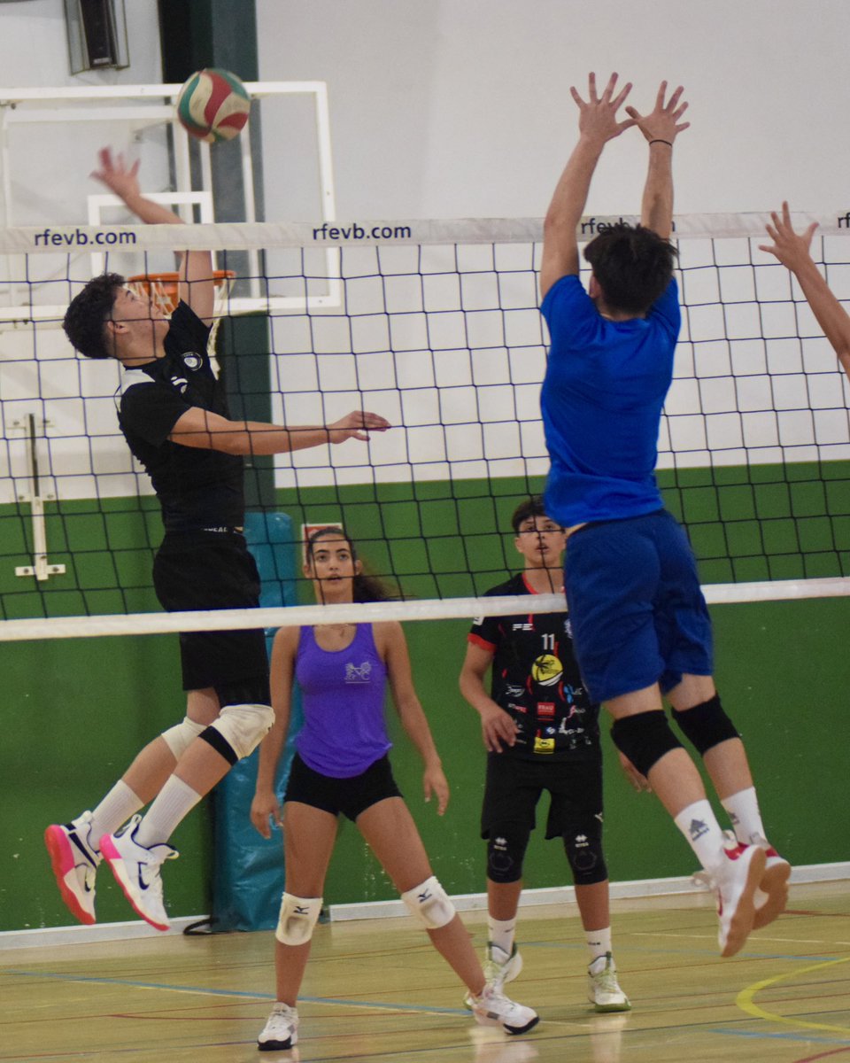 fedvbib's tweet photo. 🏐 Els alumnes del @cteib_balears aprofiten els darrers dies del curs!

🔝 Els jugadors i jugadores gaudeixen dels entrenaments en el CTEIB en el darrer mes d'una temporada en la que han crescut com a persones, alumnes i esportistes

#VoleibolDeCaNostra https://t.co/DsGEV09uzF
