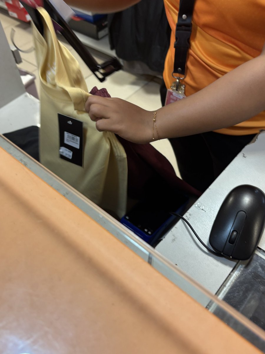 moveyourlee's tweet photo. demi nemenin nih orang berenang sama gym, gua bela2in beli baju sama celana. mana ngajak dadakan, pacar lu harus tau sih effort gua jdi temen @sadderdazeboi https://t.co/CAx5AmXiv5