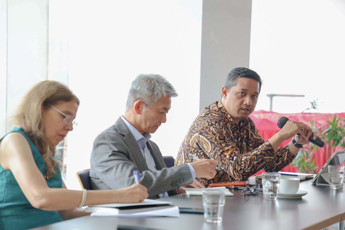 SabharwalGita's tweet photo. As part of the UN–Government Cooperation Framework, we value the opportunity to listen directly to policymakers.

Expanding financing is essential; however, equal emphasis must be placed on ensuring that financing effectively reaches the needs of the productive real economy. We appreciate the perspectives shared by Financial Services Authority’s @ojkindonesia Bapak Agus Firmansyah and Ministry of Finance’s @KemenkeuRI Bapak Fino Waristi. The discussion was thoughtfully led by Outcome Group 2 co-chairs, @UNDPIndonesia Resident Rep. @SaraFOlivella and @UNIDOINS Rep. @mkamiyajp.

The @UNinIndonesia stands ready to support the Government in advancing its national growth target of 8%.