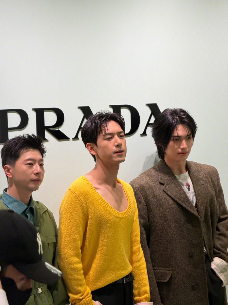 verza28's tweet photo. วินได้ถ่ายกับพี่หลี่เซี่ยนแล้ว 

#winmetawin @winmetawin 
#PradaxWin #Prada https://t.co/MVNaS5v1q1