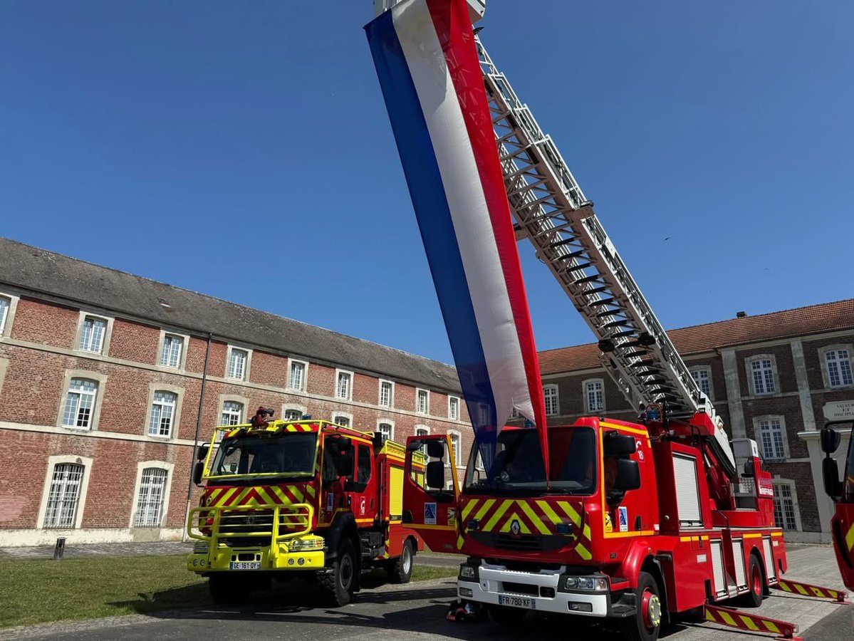 NicolasDragon's tweet photo. 👉 Il y a un an dans la nuit du 9 au 10 juin 2025, Tangui Mosin, 22 ans, et Maxime Prud'homme, 23 ans, sapeurs-pompiers de la Fère disparaissaient en intervention à Laon lors d’un incendie dramatique et dont l’intensité a été rarement atteinte. Engagés pour porter secours à nos habitants, ils y ont malheureusement laissé la vie.

👉 Mes pensées se tournent vers Maxime et Tangui et leurs familles, durement éprouvées dans ce drame. Je pense également à la très jeune fille de Maxime, désormais orpheline de père. Les causes des décès de Tangui et Maxime, un an après, sont encore incertaines. Ce qui est incertain reste donc incompris, je le déplore…

👉 C’est un triste anniversaire, tant l’émotion provoquée par ce drame reste dans les mémoires de beaucoup d’habitants, j’en reste personnellement très marqué en tant que député et simple habitant de Laon. Je ne souhaite à personne de vivre ces moments, très durs, très poignants qui dépassent finalement nos simples et pauvres vies… 

Gloire à nos sapeurs-pompiers pour l’ensemble de leurs actions au service de la
Nation.

#DirectAN #assembleenationale #laon #Aisne #sapeurspompiers