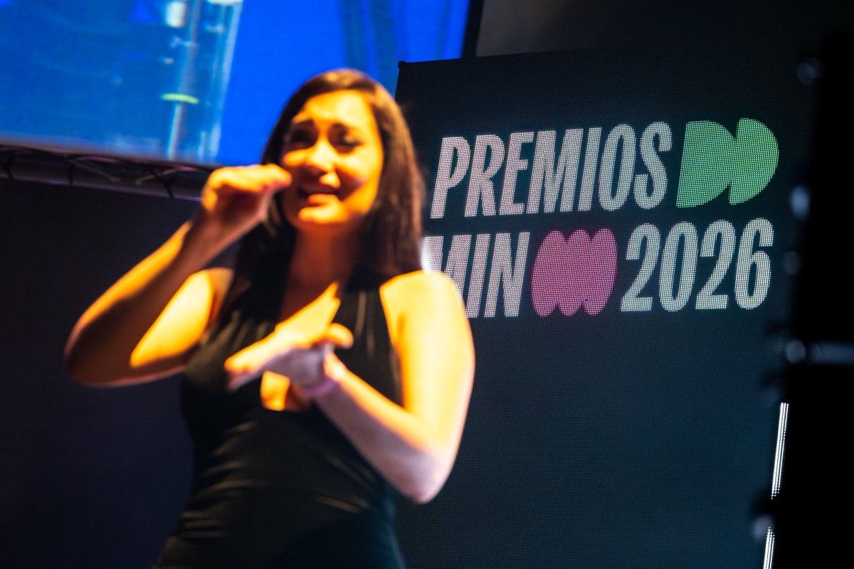 PremiosMIN's tweet photo. La música independiente suena mejor cuando la entendemos todos. Echando la vista atrás a la gala de marzo, nos enorgullece ver cómo la interpretación en Lengua de Signos permitió que los #PremiosMIN fueran un espacio sin barreras. https://t.co/lvOmoAfTTq
