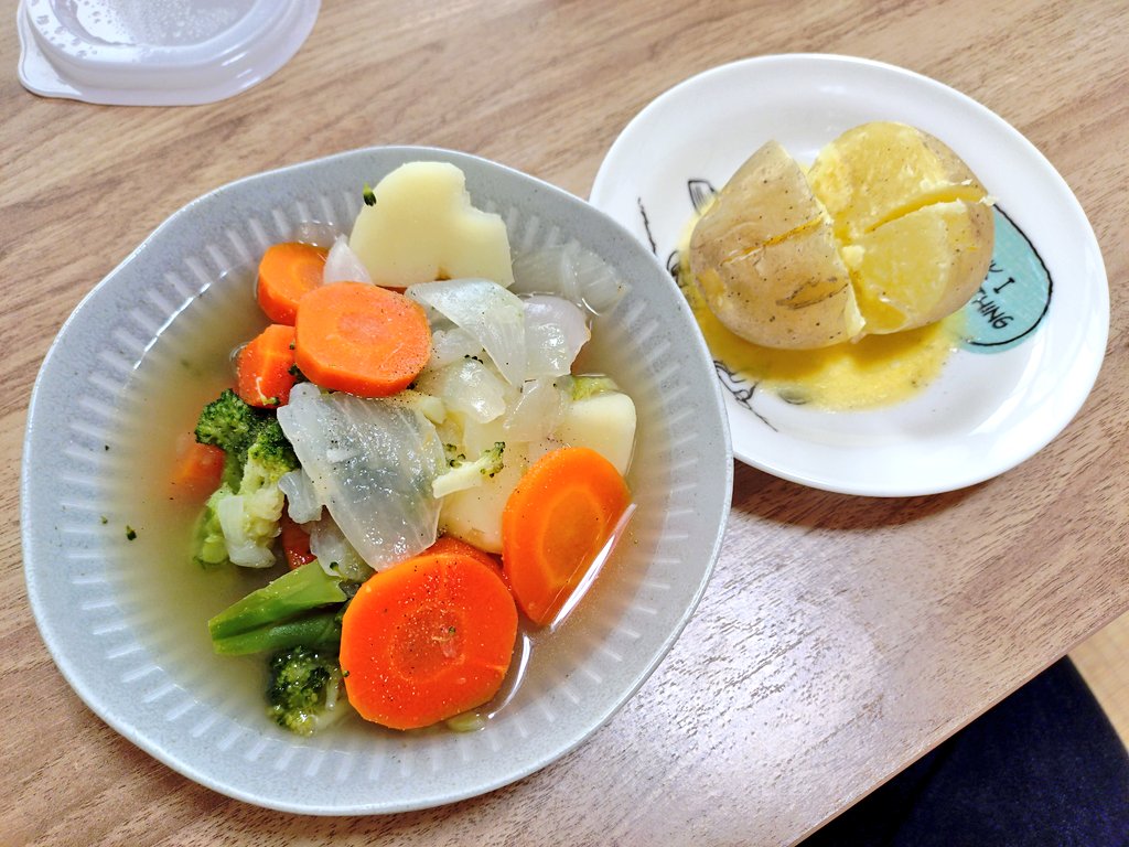 mk_trooper's tweet photo. 最近妻が連勤続きで調子が悪いので、今日は私が晩ご飯を〜

しばらく作ってなかったからポトフとじゃがバターという簡単メニューで🤣💦

何だかんだ最後は妻が味を整えてくれたけど、良い感じに出来ました✨

作ってる時にケンカしたけど、最後におかわりちょうだいって言ってくれて嬉しかったわ😌 https://t.co/yBpMNI6wrJ