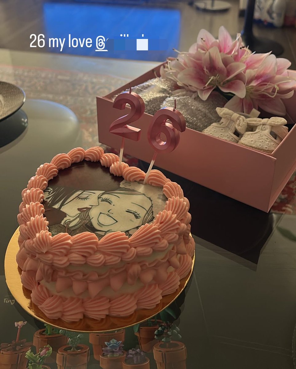 lvmsou2's tweet photo. Littéralement le gâteau que j’ai fais à l’anniv de ma meuf https://t.co/V2lYtQOPg2