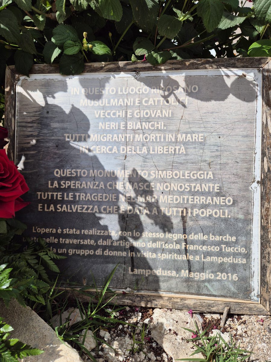 CislNazionale's tweet photo. Lampedusa, simbolo di accoglienza, integrazione e umanità, è oggi al centro dell'iniziativa "Legalità e cantieri, il futuro inizia dalle scuole", organizzata  dalla Filca-Cisl, alla presenza della Segretaria Generale del sindacato di via Po, Daniela Fumarola. 

La leader Cisl ha visitato in mattinata alcuni dei luoghi più rappresentativi dell’isola, testimonianze concrete delle sfide e delle speranze che attraversano il Mediterraneo. 

Prima tappa la Porta d’Europa, dedicata alla memoria di chi ha perso la vita in mare. Successivamente Fumarola ha deposto una corona di fiori al monumento realizzato con il legno delle imbarcazioni utilizzate nelle traversate, in ricordo di tutte le vittime delle tragedie del Mediterraneo. 
Infine, accompagnata da una delegazione di sindacaliste e sindacalisti, ha visitato l’hotspot dell’isola, il principale centro di prima accoglienza e identificazione per i migranti che arrivano via mare, gestito dalla Croce Rossa Italiana.

«Essere oggi a Lampedusa - ha detto Fumarola - significa trovarsi in un luogo che negli anni è diventato molto più di un punto geografico. È un luogo che interroga le coscienze, che racconta storie diverse tra loro, ma unite da un elemento comune: la ricerca di un futuro diverso, di una vita migliore. Grazie di cuore ai rappresentanti delle forze dell’ordine e delle tante organizzazioni presenti a Lampedusa per l’incredibile lavoro svolto quotidianamente».