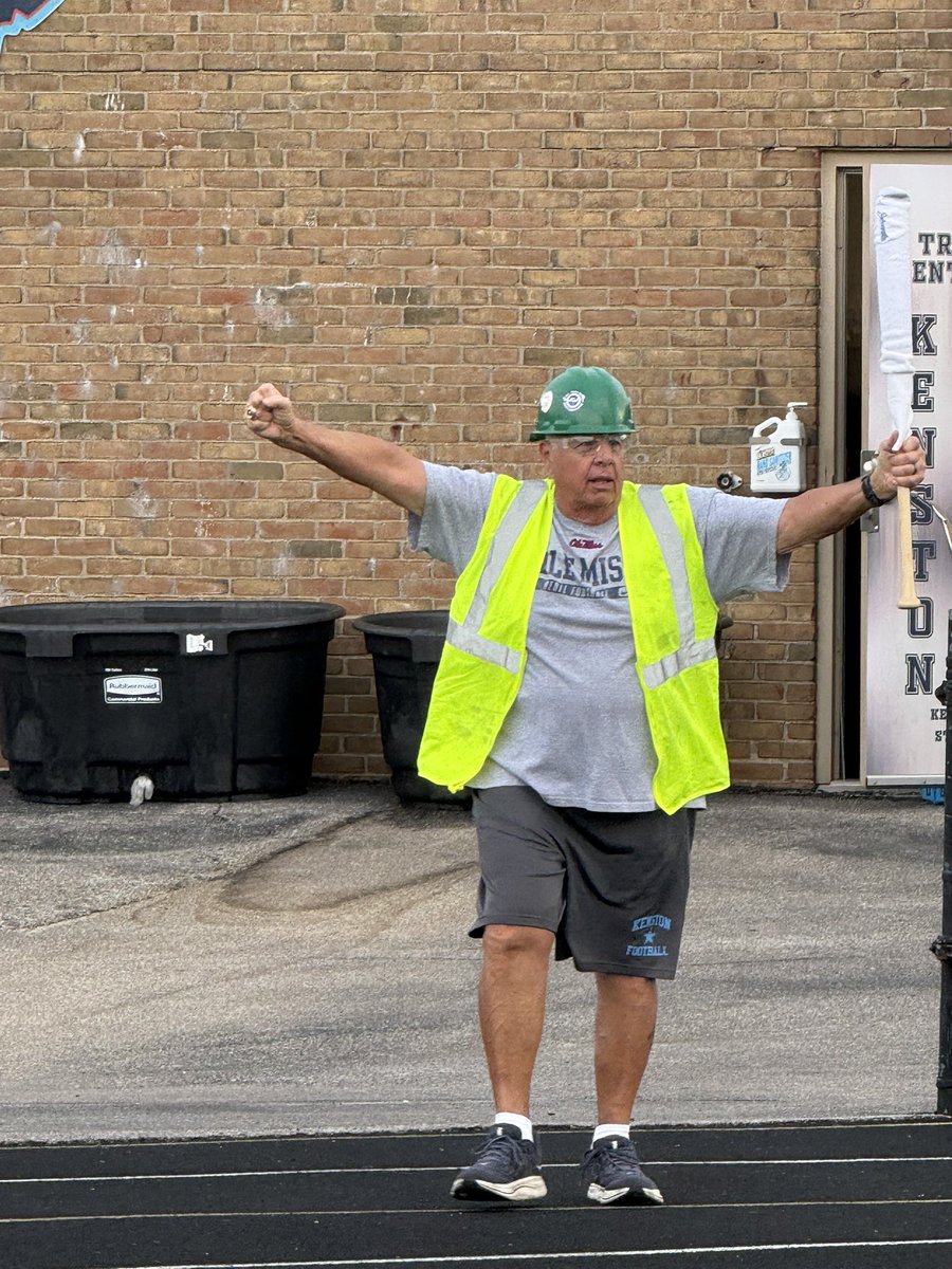 CoachTG86's tweet photo. @Bomber_Football @BomberEliteClub demonstration day  for sledgehammer slams https://t.co/dzglsMqkv9