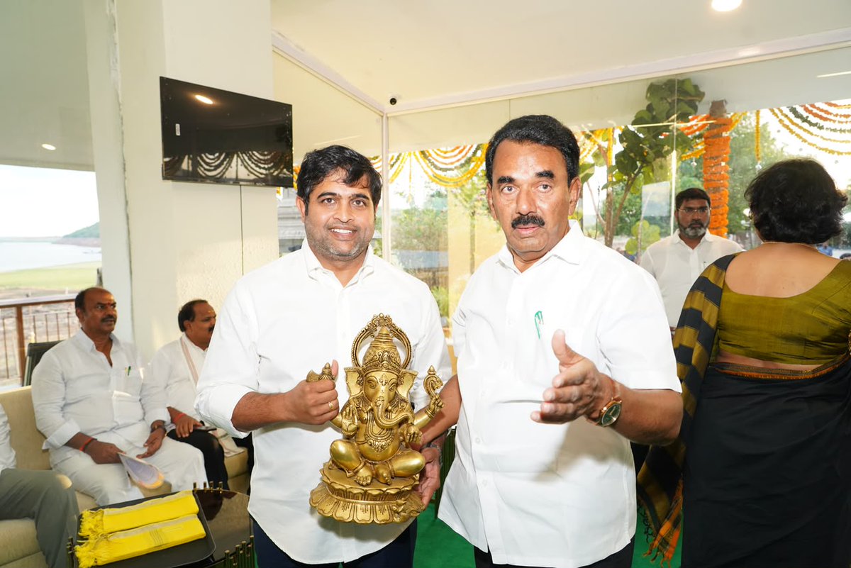 PNRTDP's tweet photo. ఇటీవల ఉమ్మడి పాలమూరు జిల్లా పర్యటనలో భాగంగా సోమశిలలోని రివర్ ఫ్రంట్ మృగవాణి రిసార్ట్‌లో బస చేసేందుకు విచ్చేసిన తెలంగాణ గౌరవ ముఖ్యమంత్రివర్యులు శ్రీ రేవంత్ రెడ్డి గారికి మరియు గౌరవ మంత్రులు ఉత్తమ్ కుమార్ రెడ్డి గారికి, జూపల్లి కృష్ణారావు గారికి ఘనంగా స్వాగతం పలికాను. https://t.co/6tENqluLBL