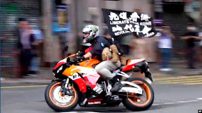 hrichina's tweet photo. #中国人权 #每日一推 #良心犯 第363期：被以“煽动他人分裂国家罪”和“恐怖活动罪”合判有期徒刑9年的香港民主人士唐英杰
2020年7月1日，其驾驶一辆插有“光复香港，时代革命”旗帜的摩托车冲越警方防线,造成3名港警受伤，随被以“分裂国家罪”和“恐怖主义罪”羁押

#唐英杰：1996年9月7日出生，英文名：Leon，香港籍人，绰号“重甲”，餐厅侍应生，“自由香港”追求者，港版《国安法》下首例获罪被告者。

唐英杰自幼生长在香港；少小时因父母离异，随在就读香港中五（相当于中国内地的高二）毕业后，即在一家餐厅做侍应生（即服务人员）；然而，自其工作以来，适逢港府已越来越呈现出中共大陆化管理，尤其是《国安法》在香港的正式实施，使得香港的民主派政治人士及大批青年学生和爱港普通市民等，纷纷遭到前所未有的严苛打压，并对持续多年的维园六四纪念等集会活动予以警戒与封杀，遂“光复香港，时代革命”口号在民主抗议活动中被频繁高呼、张贴于网上，潦草图写在墙上及印制在从小册子、书籍、贴纸、T恤到咖啡杯等各类物品之上；其因亲眼目睹、参与并深刻体会到在香港民主自由的弥足珍贵和香港社会正在被中共迅速大陆化管理的整体性倒退，遂勇敢地发出呼吁，誓用实际行动践行对原香港已有的民主法制机制及自由民主理念的捍卫；

2020年7月1日，唐英杰驾驶一辆插有“光复香港，时代革命”旗帜的摩托车冲越警方防线，造成3名警员受伤，随被港警当场拘捕，后被指控因其车上的旗子口号有“港独”及分裂中国的意味，故被以“分裂国家罪”和“恐怖主义罪”继续羁押；

2021年6月23日，其案在香港高等法院奉香港律政司命令不设陪审团的前提下开庭受审，期间，不仅认定其插旗口号“自然而然的结果”就是构成煽动他人分裂中国，而且认为其将摩托车撞向警员是“故意挑战香港法治的象征”，造成严重社会危害；随后拉锯庭审15天，至2021年7月30日，唐英杰终被以“煽动他人分裂国家罪”和“恐怖活动罪”合判有期徒刑9年，停牌（指禁止驾车）10年；后其曾对定罪与量刑提起上诉，但2022年1月13日，知其上诉已撤回；刑期至2030年7月。目前服刑监狱不详。
#HRIC #关注在押良心犯 #唐英杰